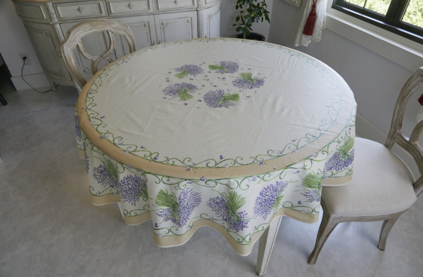 テーブルクロス　ラベンダー　クリーム2